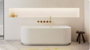 Modern bad met gouden kranen en een lichte wand.